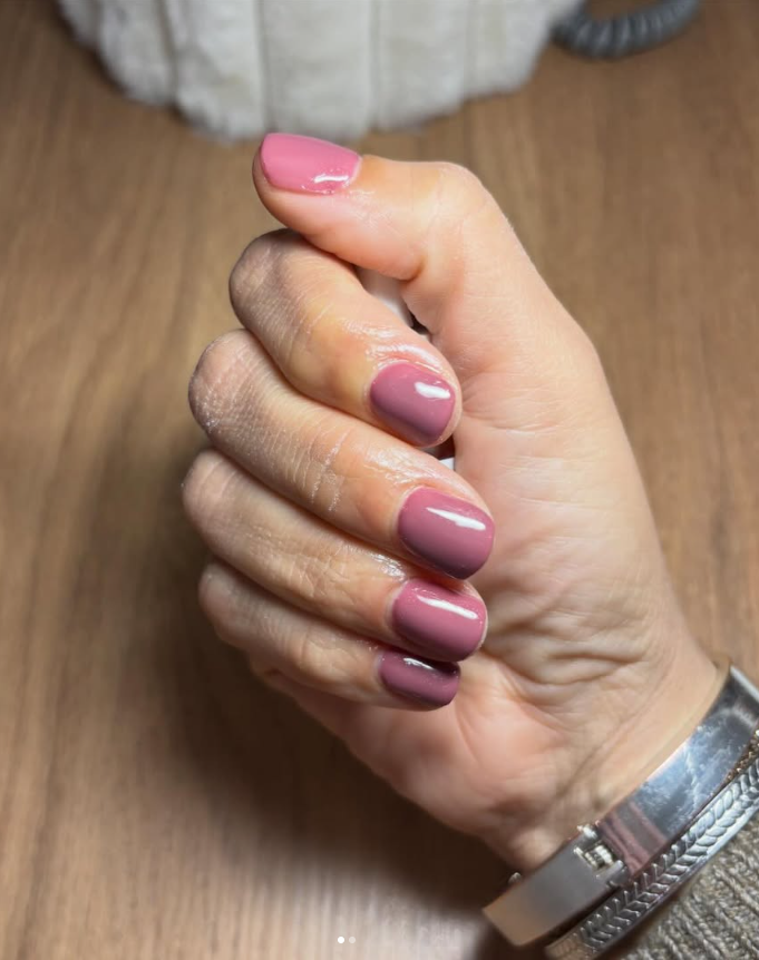 Manucure rose brillante